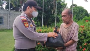 Jumat Berkah, Polsek Bintan Utara Berbagi Sembako buat Warga