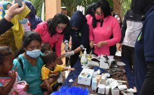 Bhayangkari Kepri Beri Pelayanan Pengobatan Gratis untuk Warga Suku Laut di Pulau Terluar