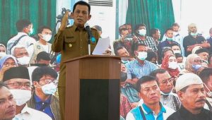 Gubernur Kepri Menyerahkan Insentif RT/RW Tahap III di Batam, Wagub dan Wako Batam Absen Lagi