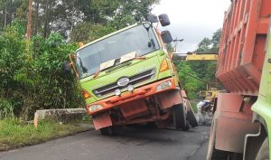 Dump Truck Pengangkut Aspal Terjungkit, Jalan Lintas Tanjunguban Sempat Terganggu
