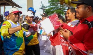 2.000 Warga Karimun Dapat Bendera Merah Putih dari Gubernur Kepri