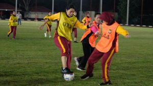 Polwan Polda Kepri ‘Tantang’ Bhayangkari di Lapangan Sepak Bola Satya Haprabu