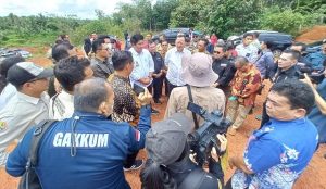 DPR RI dan Gakkum KLHK Menyegel 12 Lokasi Ekstambang Bauksit di Bintan