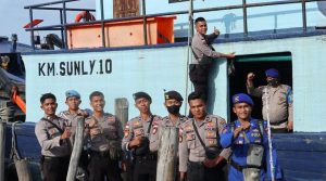 Polres Bintan Menambah Personel untuk Pengamanan Pilkades di Tambelan, Berangkat Naik Kapal Nelayan