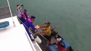 Nelayan Tradisional Dapat Bantuan Beras dari Satpolair Polres Bintan