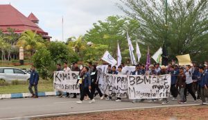 Seratusan Mahasiswa STAIN Kepri Unjuk Rasa ke Kantor DPRD Bintan, Berikut Tuntutannya