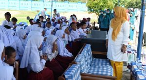 Saat Dewi Kumalasari Menyapa Anak di Perkampungan Teluk Bintan, Jawabannya Membikin Mewek