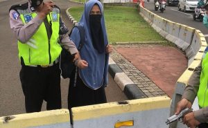 Viral! Perempuan Bercadar Bawa Pistol ke Istana, Ditangkap Polisi