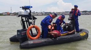 Satpolairud Polres Karimun Menyelamatkan Korban Kecelakaan Laut