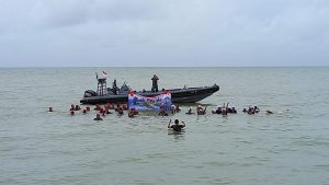 HUT Ke-77 TNI, Prajurit Lanal TBK Memecahkan Rekor MURI Atraksi Water Trappen