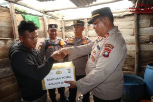 Rumah Warga Pulau Sirai Dihantam Puting Beliung, Polres Bintan Bantu Uang Tunai