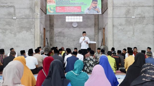 Ansar Ahmad Gubernur Kepri menyampaikan sambutan dan membantu pembangunan masjid saat menghadiri maulid Nabi Muhammad SAW yang digelar PKDP Tanjungpinang, Minggu (13/11/2022). F- diskominfo kepri
