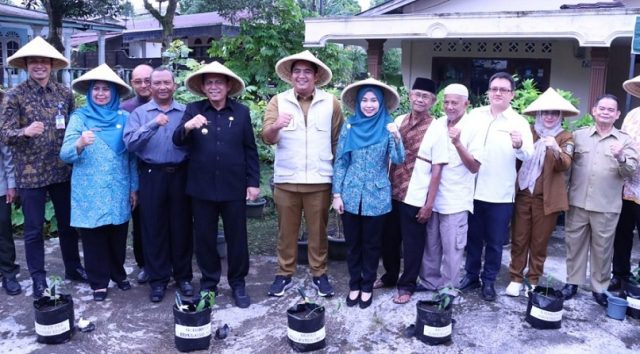 Gubernur Kepri Ansar Ahmad bersama Bupati Bintan Roby Kurniawan menyerahkan bibit cabai dan sarana produksi usaha tani lainnya kepada petani andalan di Kijang, Senin (7/11/2022). F- diskominfo bintan