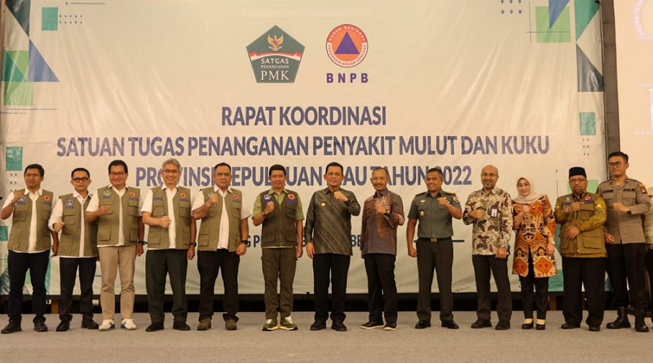Gubernur Kepulauan Riau H Ansar Ahmad bersama Kepala BNPB Letjen TNI Suharyanto dan peserta rakor penanganan penyakit mulut dan kuku (PMK) pada ternak di Tanjungpinang, Kamis (3/11/2022). F- diskominfo kepri