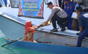 Polres Bintan Bikin Aksi Kemanusiaan untuk Nelayan di Tengah Laut