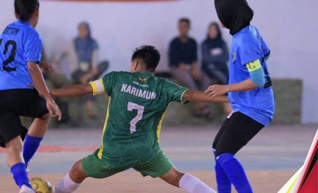 Tim futsal putri Kota Batam menjalani pertandingan perebutan medali emas melawan Karimun, pada Porprov 2022 Kepri di Bintan. F- minmin AFP kepri