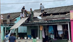 Rumah Warga Dihantam Puting Beliung, Bhabinkamtibmas Polsek Bintan Utara Langsung Turun Tangan