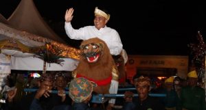 Bupati Menunggangi Singa di Malam Gebyar Budaya Hari Jadi Kabupaten Bintan