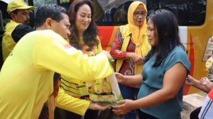 Cen Sui Lan Berbagi Ratusan Paket Sembako Saat Memperingati Hari Ibu