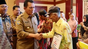 Miliaran Rupiah untuk UMKM, Gubernur Kepri Menyerahkan Bantuan di Tanjungpinang