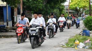 Gubernur Kepri Naik Motor untuk Mengantarkan Bantuan Mubalig ke Belakang Padang