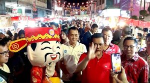 Ansar Ahmad Menikmati Suasana Heboh Pasar Imlek di Tanjungpinang