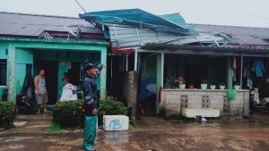 Rumah Warga di SKL Dihantam Puting Beliung, di Desa Ekang Ditimpa Pohon Tumbang