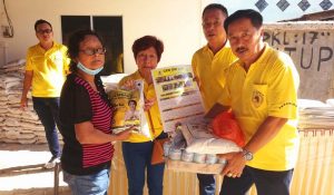 Cen Sui Lan dan Perkumpulan Teochew Tanjungpinang-Bintan Berbagi Paket Sembako Menjelang Imlek