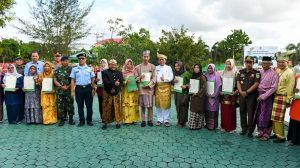 Peringatan HAB Ke-77, Gubernur Kepulauan Riau Menyerahkan Sertifikat Halal bagi Pelaku UMKM