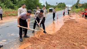 Kapolres Bintan Turun Tangan Menormalisasi Drainase Penyebab Genangan Lumpur di Lintas Barat
