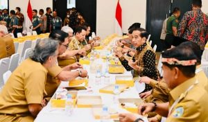 Presiden RI Jokowi Bersantap Nasi Kotak dengan Menteri dan Kepala Daerah Saat Rakornas