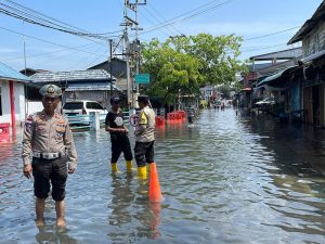 Pedagang Tanjung Uban ‘Dikepung’ Banjir Rob, Polisi Turun Tangan