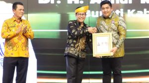 Pertama, Roby Kurniawan Menerima Penghargaan Lencana Bakti Desa dari Menteri Desa PDTT RI