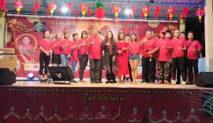 Cen Sui Lan Berbagi Hadiah Hiburan pada Perayaan Cap Go Meh