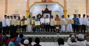Ansar Ahmad Menyerahkan Bantuan Rp426 Juta untuk Sembilan Rumah Ibadah di Sedanau