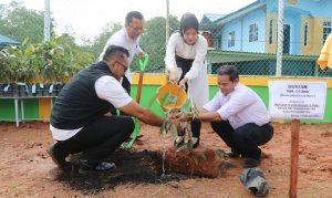 Ibu Negara Iriana Jokowi di Magelang, Hafizha Rahmadhani Tanam Pohon Durian Otong di Teluk Sasah