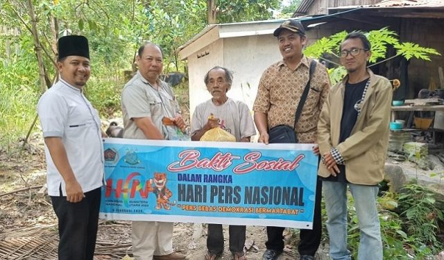 Riadi Ketua PWI Karimun bersama pengurus PWI Karimun menyerahkan bantuan sembako kepada keluarga kurang mampu pada peringatan HPN 2023, Kamis (9/2/2023). F- pwi karimun