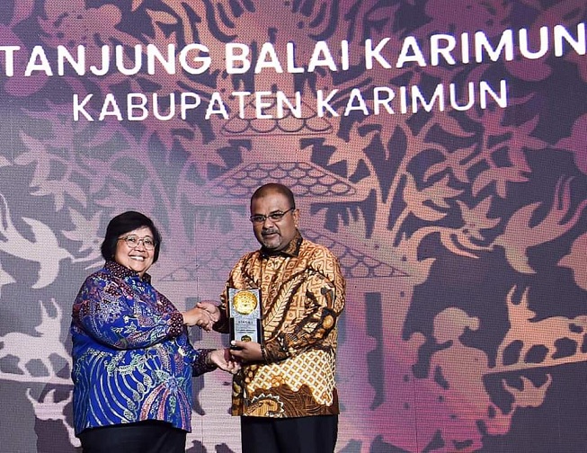 Bupati Karimun Aunur Rafiq saat menerima Anugerah Adipura 2022 dari Menteri Lingkungan Hidup dan Kehutanan RI Prof DR Siti Nurbaya.F-Diskominfo Karimun