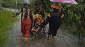 Lansia Terjebak Banjir, Babinsa Sebong Lagoi Langsung Bertindak