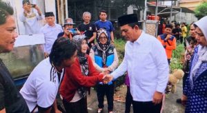 Ansar Ahmad Bantu Warga Tanjungpinang yang Terdampak Tanah Longsor