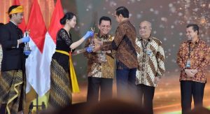 Kepri Terbaik Penanganan Covid-19 di Sumatera, Ansar Ahmad Terima Penghargaan dari Presiden RI Jokowi