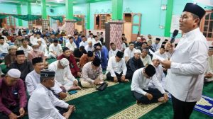 Safari Ramadan di Masjid Al-Marhamah Tanjungpinang, Ansar Ahmad Menyerahkan Bantuan