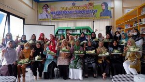 Foto: DPAD Bintan Melatih Cara Membuat Garnish bagi Kaum Ibu, Wujud Literasi Membawa Kesejahteraan Sosial