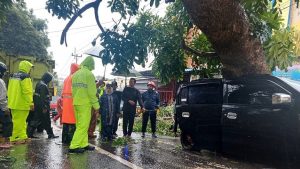 Potret Rahma Wali Kota Tanjungpinang Seharian Meninjau Belasan Lokasi Bencana Alam