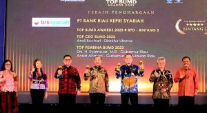 Gubernur Kepri dan Gubernur Riau Meraih Penghargaan Top BUMD Awards 2023