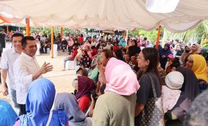 Ansar Ahmad dan Rudi Chua Berbagi Sembako untuk Warga Tanjung Unggat