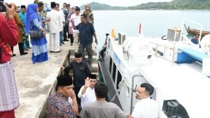Gubernur Kepri Menyerahkan Bantuan RT/RW dan Guru Ngaji ke Pulau Senayang
