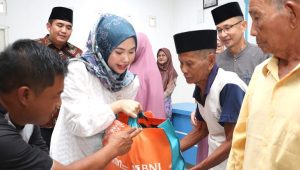 Hafizha Rahmadhani Berbagi 100 Paket Sembako buat Warga di Penaga