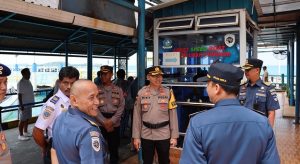 Petugas Pos Pengamanan Dapat Bingkisan, Kapolres Bintan: Arus Mudik Idulfitri di Pelabuhan Berjalan Lancar