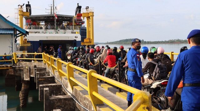 Masyarakat mendapat tiket gratis saat arus balik lebaran Idulfitri 1444 hijriah di pelabuhan kapal roro ASDP Tanjung Uban, Bintan, Kepulauan Riau. F- humas polres bintan